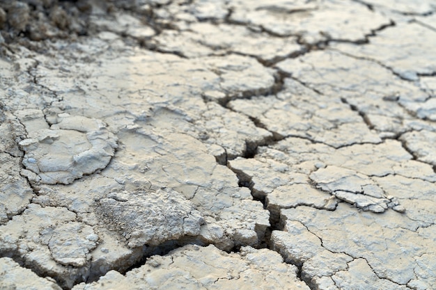 Vue de dessus d'une énorme fente dans un sol sale. Concept de sécheresse dans le désert.