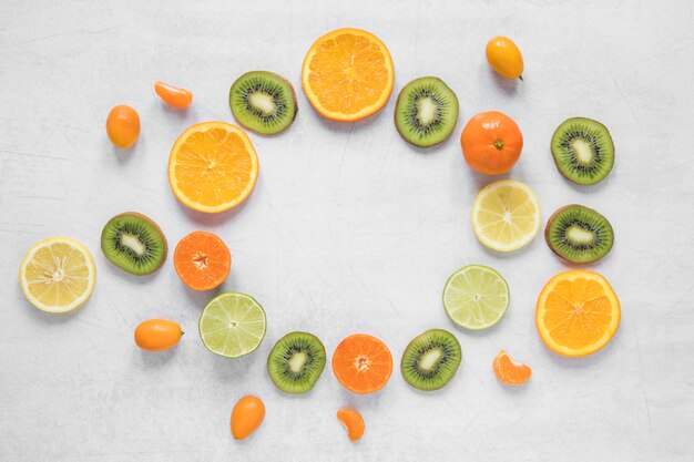 Vue de dessus ensemble de fruits exotiques sur la table