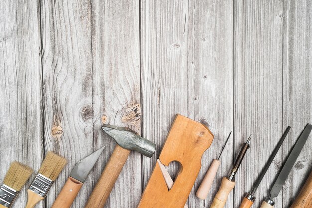 Vue de dessus ensemble d'outils sur table en bois