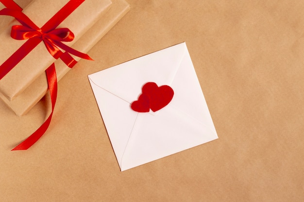 Vue de dessus de l'enveloppe avec des cadeaux pour la Saint-Valentin