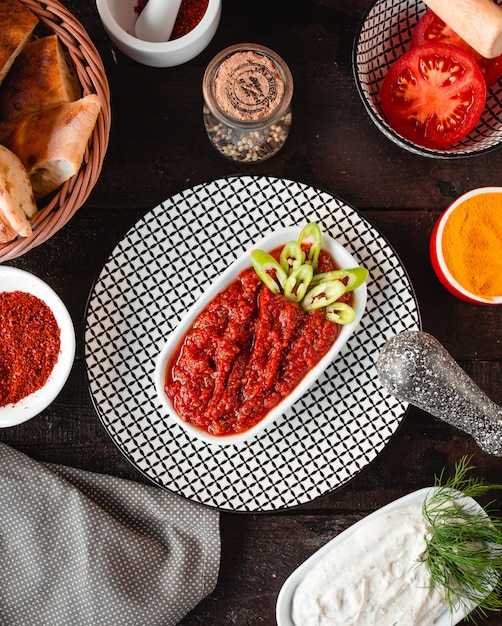 Photo gratuite vue de dessus épicée traditionnelle adjika