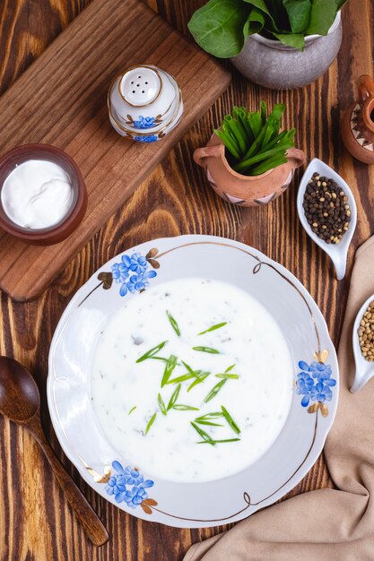 Vue de dessus d'épices d'épinards aux herbes de soupe au yaourt