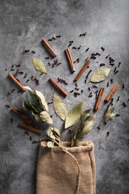 Photo gratuite vue de dessus des épices avec sac de sac