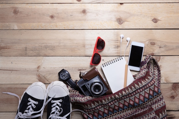 Photo gratuite vue de dessus de l'équipement hipster jeune femme ou fille en vacances