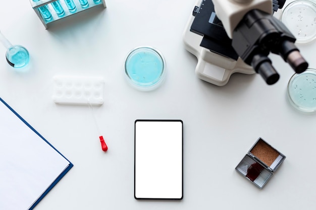 Photo gratuite vue de dessus de l'équipement de laboratoire et smartphone