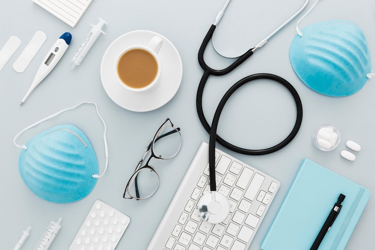 Photo gratuit vue de dessus de l'équipement médical sur le bureau