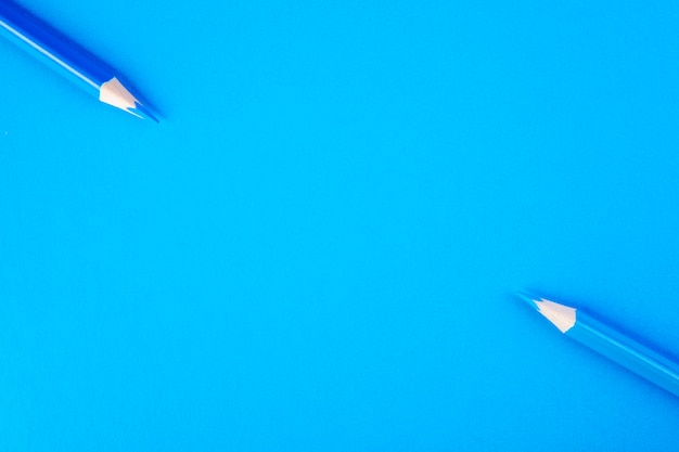 Vue de dessus de l'espace copie crayons bleus sur fond bleu