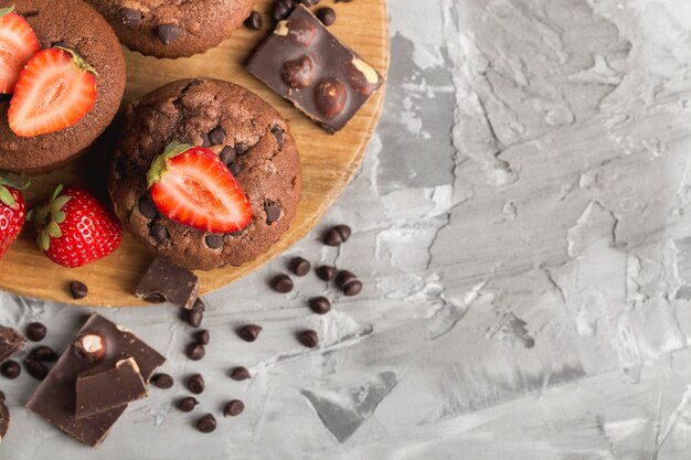 Photo gratuite vue de dessus de l'espace de copie de muffins savoureux