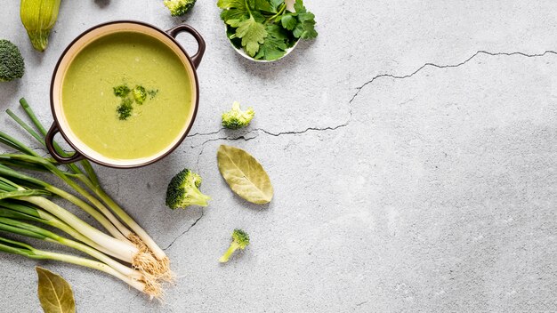 Vue de dessus de l'espace de copie de soupe au brocoli