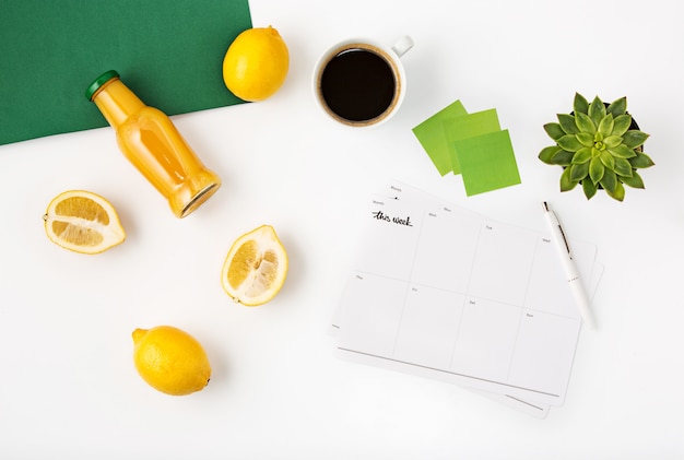 Vue de dessus de l'espace de travail de bureau blanc avec ordinateur portable