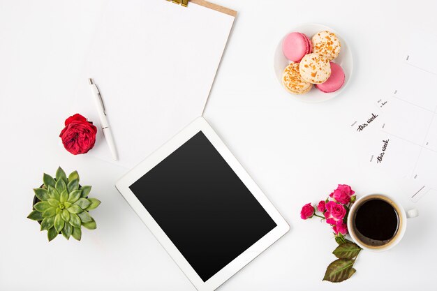 Vue de dessus de l'espace de travail féminin de bureau blanc avec ordinateur portable