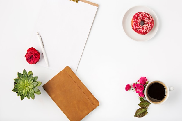 Vue de dessus de l'espace de travail féminin de bureau blanc avec ordinateur portable