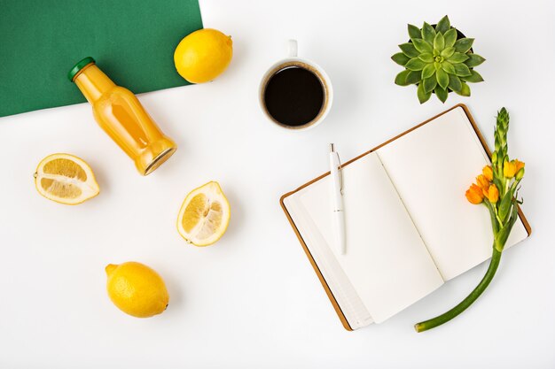 Vue de dessus de l'espace de travail féminin de bureau blanc avec ordinateur portable