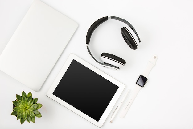 Photo gratuite vue de dessus de l'espace de travail féminin de bureau blanc avec ordinateur portable