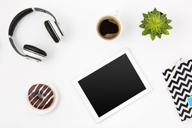 Vue de dessus de l'espace de travail féminin de bureau blanc avec ordinateur portable