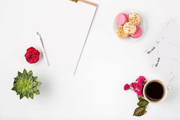 Vue de dessus de l'espace de travail féminin de bureau blanc avec ordinateur portable