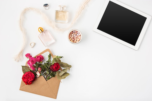 Vue de dessus de l'espace de travail féminin de bureau blanc avec ordinateur portable