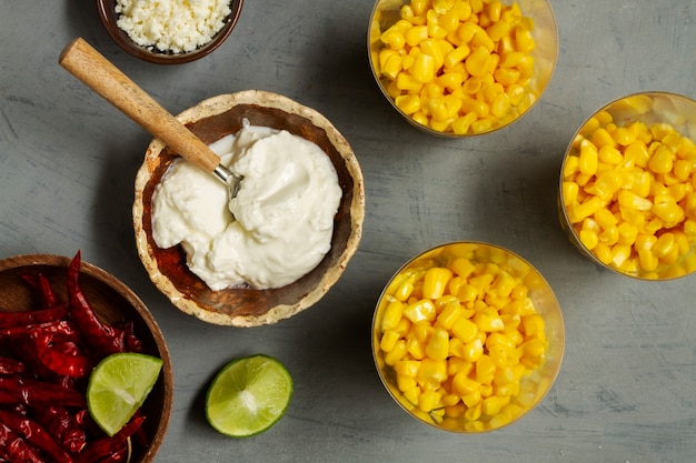 Vue de dessus des esquites savoureux avec des épices dans des tasses