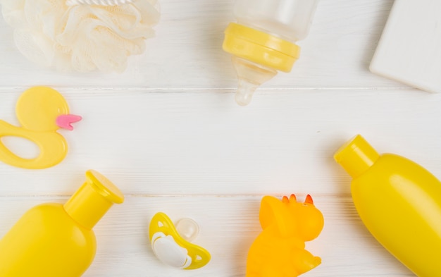 Photo gratuite vue de dessus des essentiels de douche de bébé