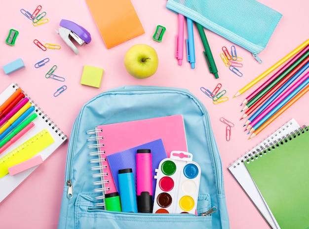 Vue de dessus des essentiels de la rentrée avec sac à dos et crayons