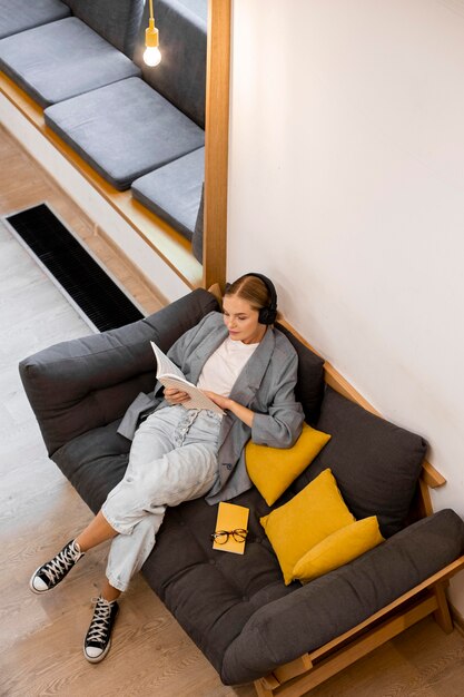 Vue de dessus étudiant lisant à la bibliothèque