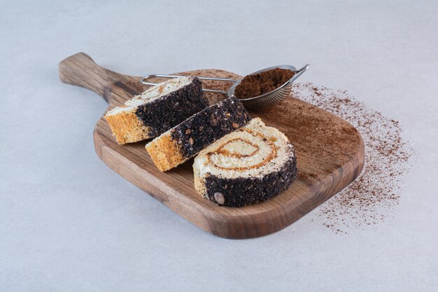 Vue de dessus f gâteau fait maison sur planche de bois sur blanc