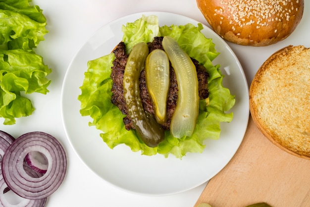 Vue de dessus faisant un hamburger avec des cornichons