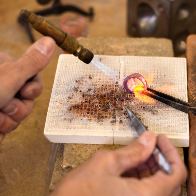 Photo gratuite vue de dessus faisant le processus de bague