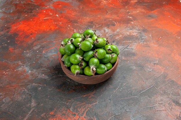 Vue de dessus des feijoas frais de petite bombe de vitamine verte dans un pot marron