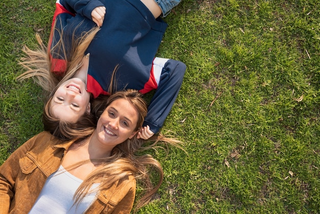 Photo gratuite vue de dessus des femelles posées sur l'herbe