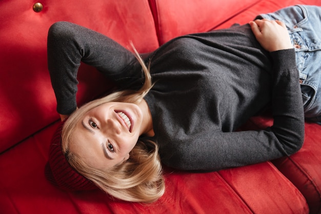 Vue de dessus d'une femme allongée sur un fauteuil