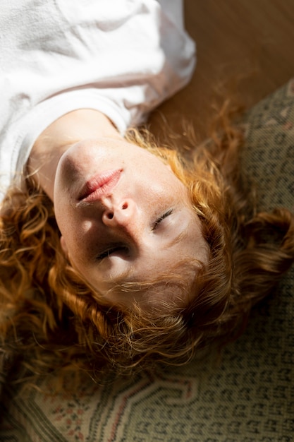 Photo gratuite vue de dessus femme aux yeux fermés