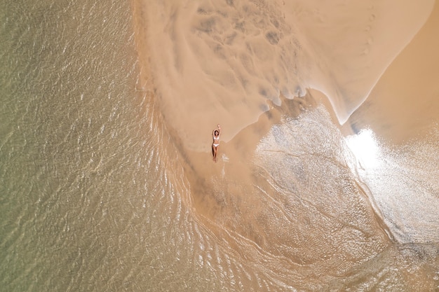 Vue de dessus femme bronzage sur la plage