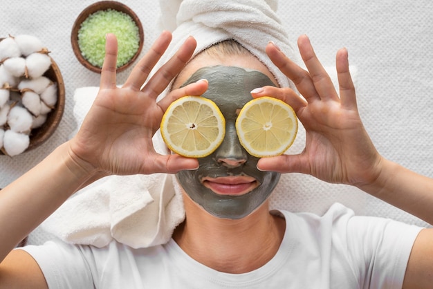 Photo gratuite vue de dessus femme détente avec des tranches de citron