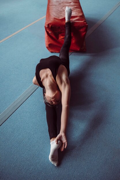 Vue de dessus femme exerçant pour les jeux olympiques de gymnastique