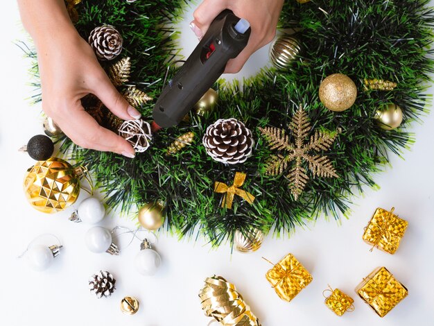 Vue de dessus de la femme faisant des décorations de Noël