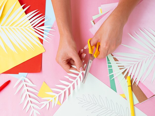 Vue de dessus de femme faisant des décorations en papier