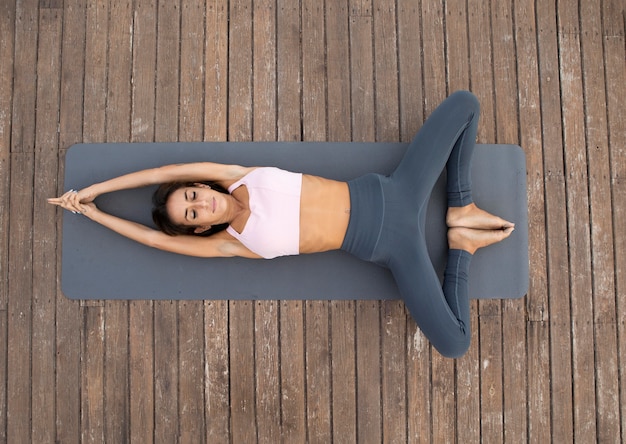 Photo gratuite vue de dessus de la femme faisant du yoga à l'extérieur