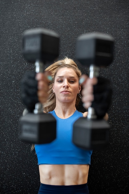 Photo gratuite vue de dessus femme faisant de l'exercice avec des haltères