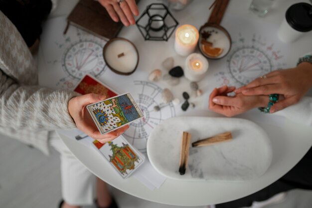 Vue de dessus femme lisant le tarot à la maison