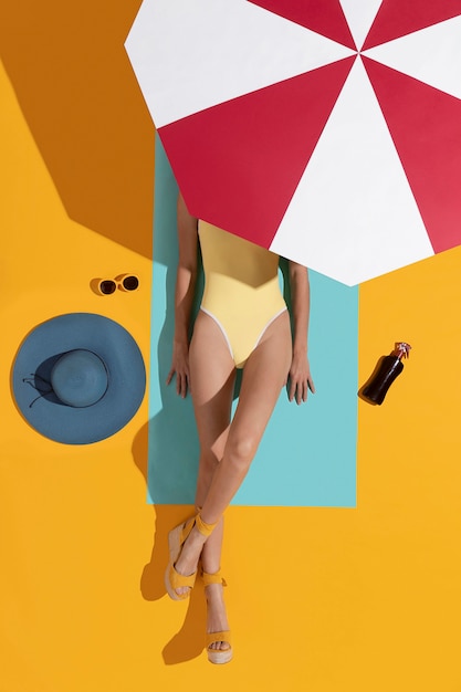 Vue de dessus femme en maillot de bain bronzage