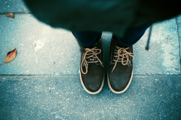 Vue de dessus d&#39;une femme portant des chaussures