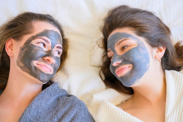 Vue de dessus de femme souriante avec des masques à la maison