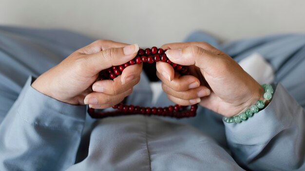 Vue de dessus de la femme tenant des perles et méditant