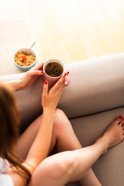 Vue de dessus femme tenant une tasse de thé