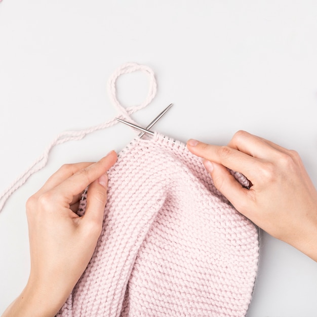 Vue de dessus de la femme à tricoter