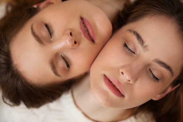 Vue de dessus femmes posant ensemble