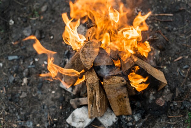 Vue de dessus feu de joie avec des flammes