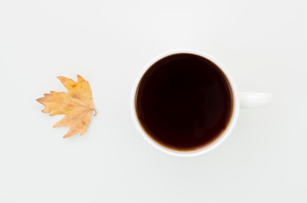 Vue de dessus feuille d&#39;automne avec café