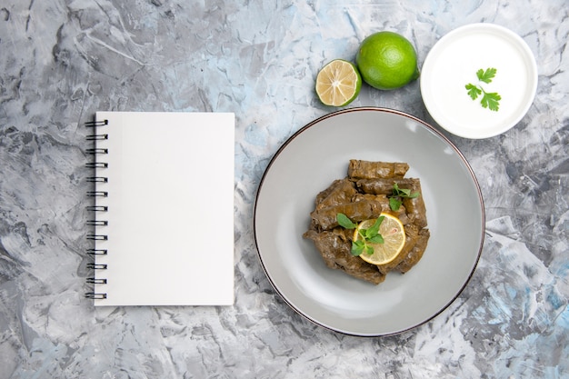 Vue de dessus de la feuille verte dolma au citron sur une surface blanche